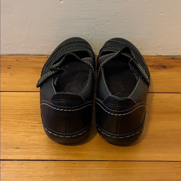CLARKS Ashland Avenue Mary Jane Flats Shoes Black Leather Round Toe Velcro EUC - Picture 4 of 8